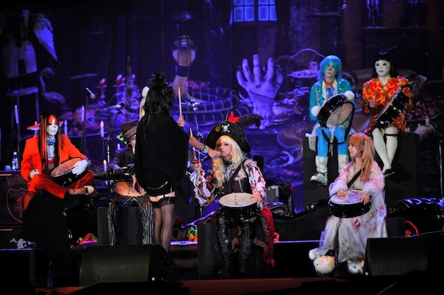 今週の人気画像2位は「VAMPSハロウィン初日に女海賊HYDE見参」より、「HALLOWEEN PARTY 2014」10月17日公演の様子。（撮影：今元秀明、緒車寿一）
