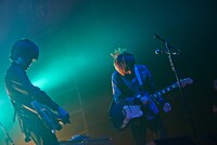 左から長田カーティス（G）、川谷絵音（Vo, G）。（撮影：オノツトム）