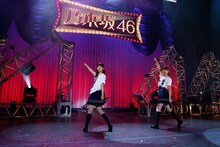 「孤独兄弟」を披露する伊藤寧々、伊藤万理華（「乃木坂46 アンダーライブ セカンド・シーズン」スペシャル公演より）。 (c)乃木坂46LLC