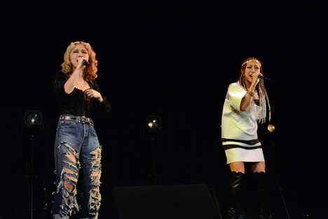 左から加藤ミリヤ、JASMINE。