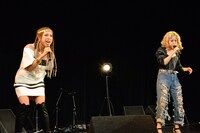 左からJASMINE、加藤ミリヤ。