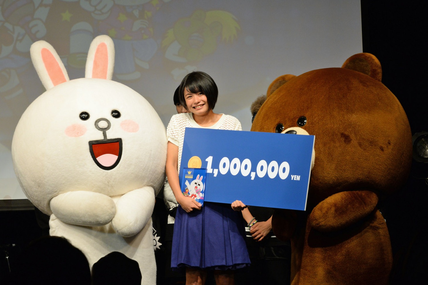 LINEキャラクターのコニー＆ブラウンに挟まれた足立佳奈。