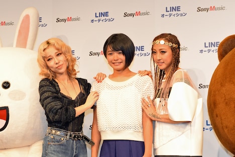 左から加藤ミリヤ、足立佳奈、JASMINE。