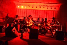 「OKAMOTO'S 5th Anniversary HAPPY! BIRTHDAY! PARTY! TOUR!」日比谷野外大音楽堂公演の様子。