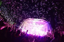 「OKAMOTO'S 5th Anniversary HAPPY! BIRTHDAY! PARTY! TOUR!」日比谷野外大音楽堂公演の様子。