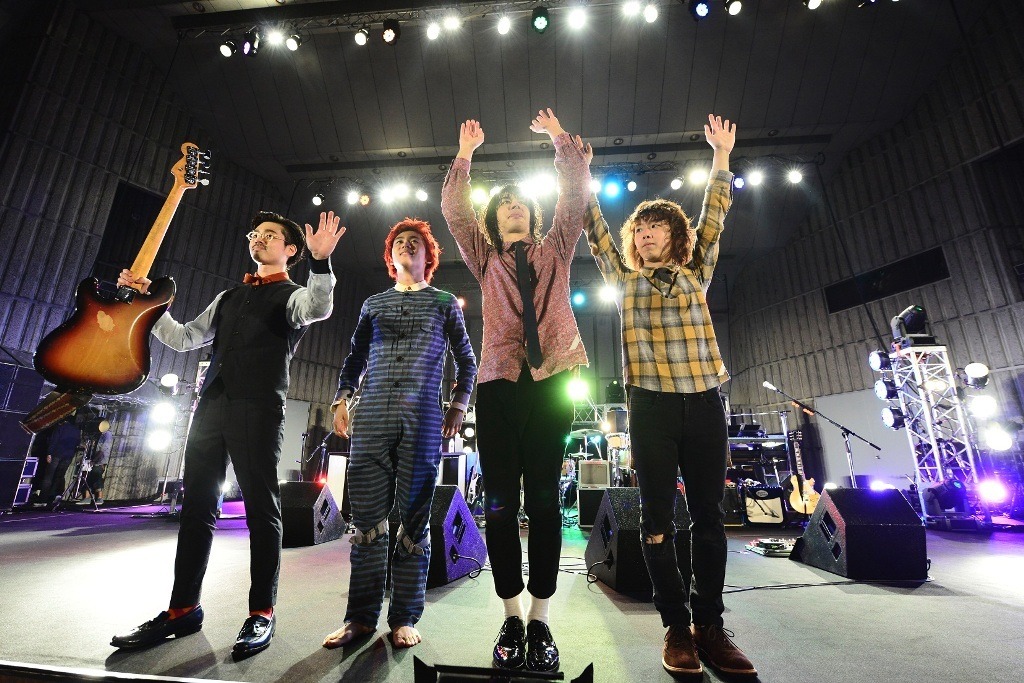 「OKAMOTO'S 5th Anniversary HAPPY! BIRTHDAY! PARTY! TOUR!」日比谷野外大音楽堂公演の様子。