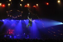 空中に浮かぶHYDE。（撮影：今元秀明、緒車寿一）