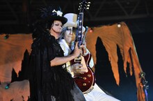 左からHYDE、TAKURO。（撮影：今元秀明、緒車寿一）