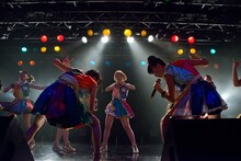 Cheeky Paradeによるライブの様子。