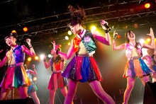 Cheeky Paradeによるライブの様子。