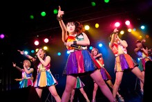 Cheeky Paradeによるライブの様子。