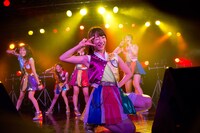 Cheeky Paradeによるライブの様子。