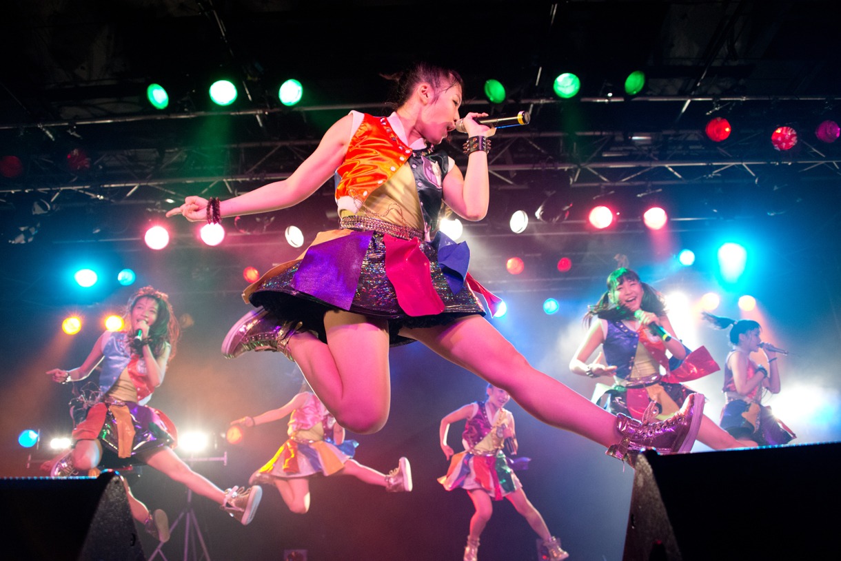 Cheeky Paradeによるライブの様子。