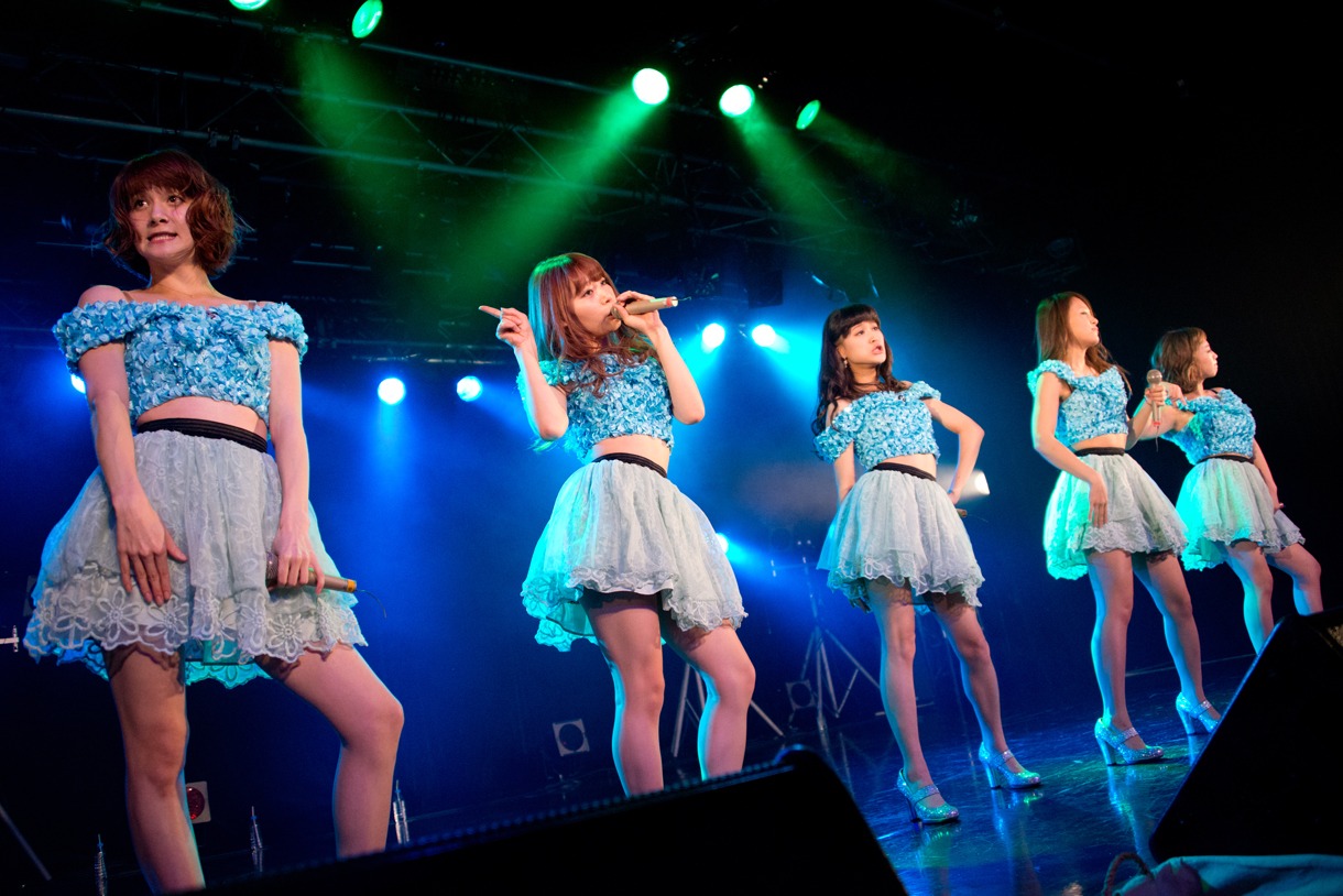THE ポッシボーによるライブの様子。