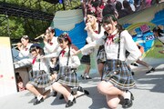 「わんだほ感謝祭2014」でのAKB48チーム8のライブの様子。 (c)AKS