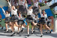 「わんだほ感謝祭2014」でのAKB48チーム8のライブの様子。 (c)AKS