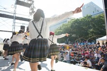 「わんだほ感謝祭2014」でのAKB48チーム8のライブの様子。 (c)AKS