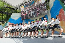 「わんだほ感謝祭2014」でのAKB48チーム8のライブの様子。 (c)AKS