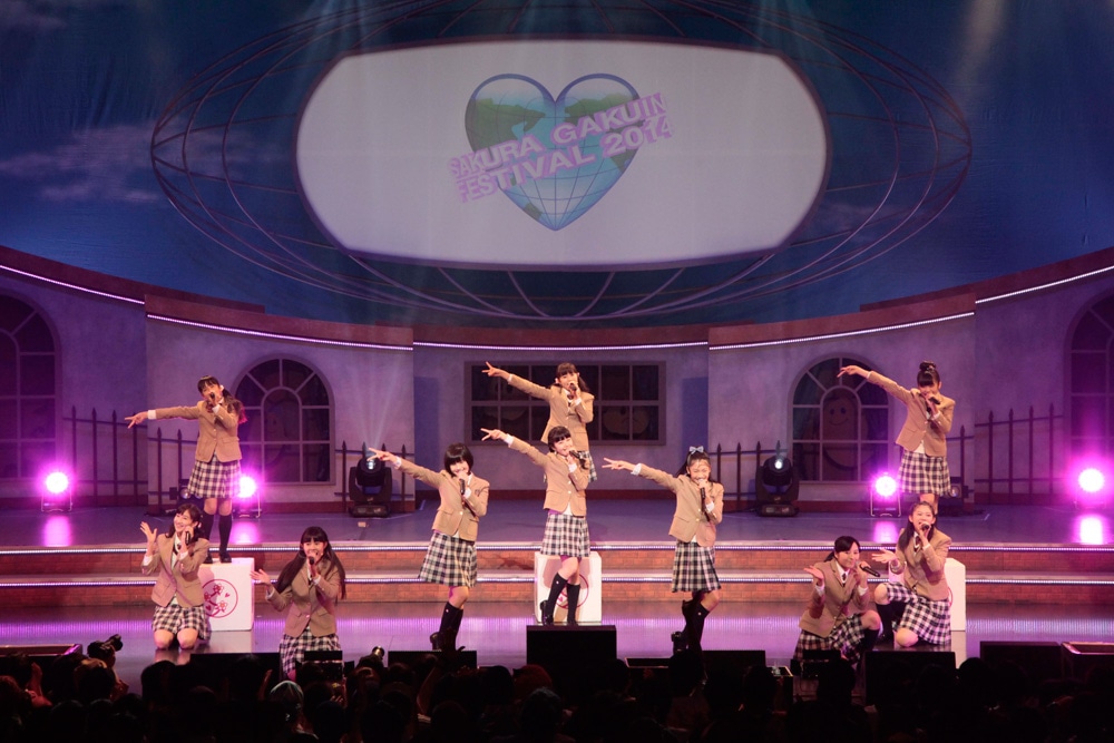 「目指せ！スーパーレディー」を披露するさくら学院。
