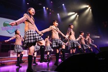 「ベリシュビッッ」を披露するさくら学院。
