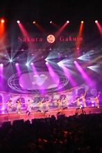 「ハートの地球」を披露するさくら学院。