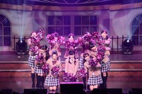 「ハートの地球」を披露するさくら学院。