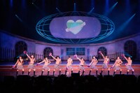 「ハートの地球」を披露するさくら学院。