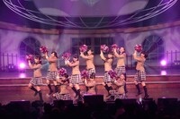 「ハートの地球」を披露するさくら学院。