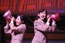 購買部。左から白井沙樹、野津友那乃。