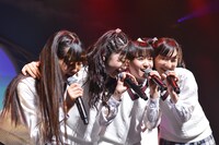 左から田口華、水野由結、菊地最愛、野津友那乃。