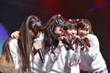 左から田口華、水野由結、菊地最愛、野津友那乃。