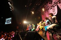 トーク中心となった「風男塾 武器屋桃太郎卒業公演～メガネの歩く道～」第1部の様子。