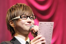 目に涙を浮かべながらも笑顔を見せる武器屋桃太郎。