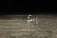 ステージに置かれた武器屋桃太郎のメガネ。