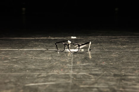 ステージに置かれた武器屋桃太郎のメガネ。