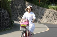 「ナースのお仕事・離島編」のワンシーン。式根島に開業した診療所で働いている朝倉いずみ。 (c)フジテレビ