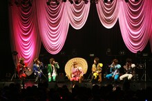 トーク中心となった「風男塾 武器屋桃太郎卒業公演～メガネの歩く道～」第1部の様子。