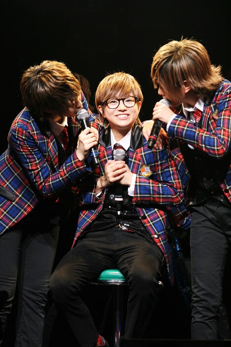 「チェンメン天国（パラダイス）」でメンバーから次々と告白される武器屋桃太郎（中央）。