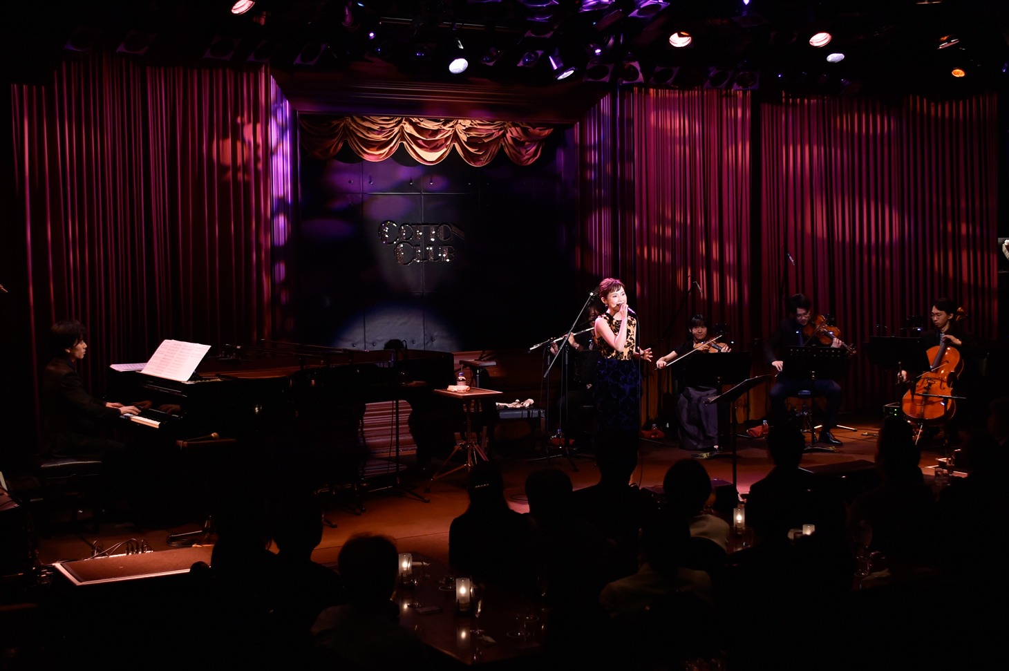 安倍なつみ「クラシカル・クロスオーバー SPECIAL LIVE」の様子。 (c)COTTON CLUB