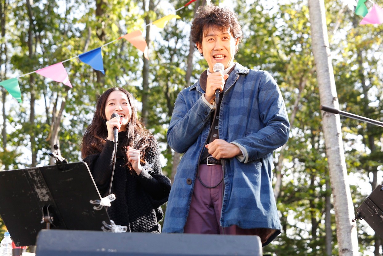 「空ヲ知ル『長月祭』」でデュエットを披露した安藤裕子と大泉洋。