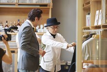 菊池武夫（右）と布袋寅泰（左）。