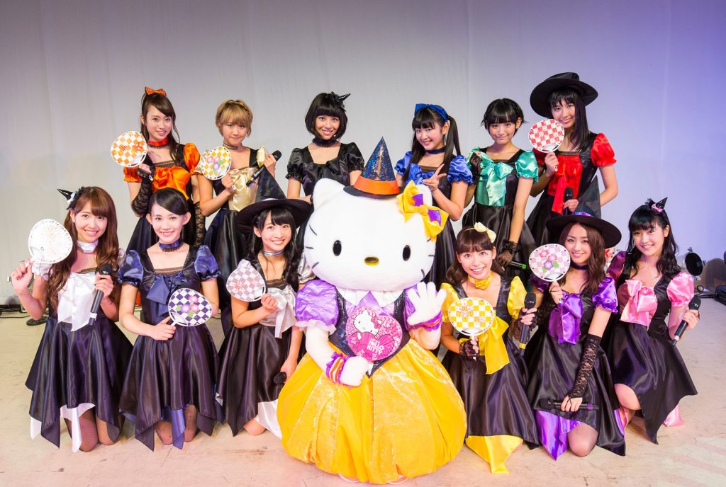 ハローキティと記念撮影するSUPER☆GiRLS。
