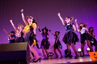 SUPER☆GiRLSによるライブの様子。