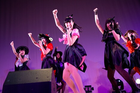 SUPER☆GiRLSによるライブの様子。