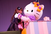 誕生日を迎えた志村理佳を祝福するハローキティ。