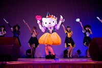 SUPER☆GiRLSとハローキティによるライブの様子。
