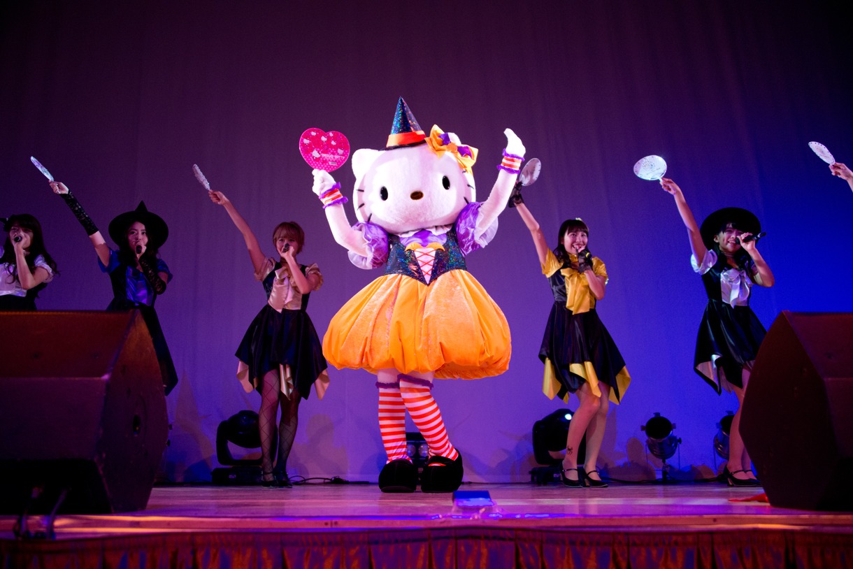 SUPER☆GiRLSとハローキティによるライブの様子。