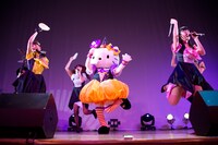 SUPER☆GiRLSとハローキティによるライブの様子。