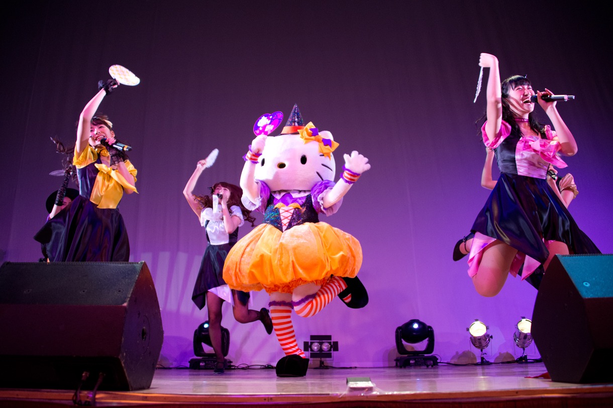 SUPER☆GiRLSとハローキティによるライブの様子。