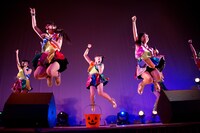 Cheeky Paradeによるライブの様子。